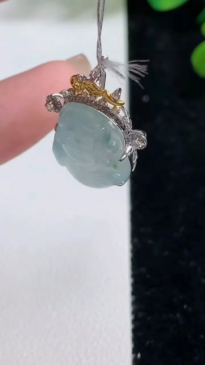 天然A货翡翠种飘花财神爷吊坠，尺寸22.2-17.2-13.6-7.2，重量:3.22g
9月5日