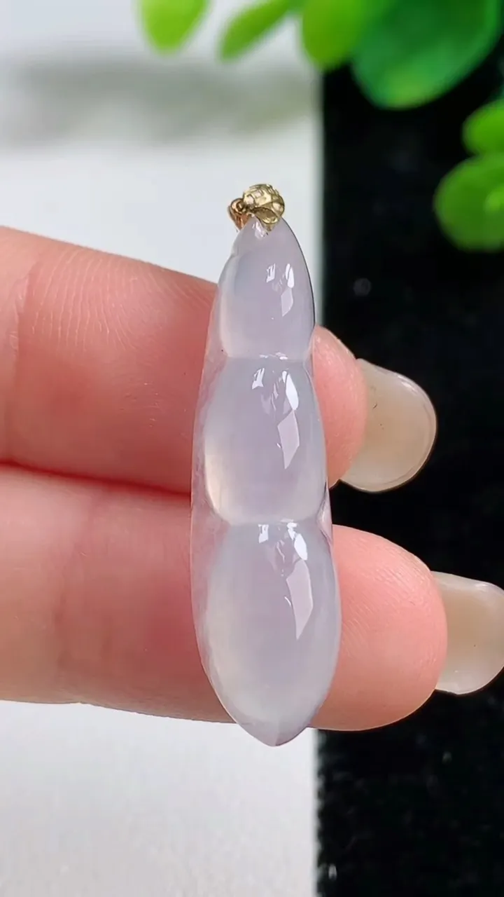 天然A货翡翠种白冰福豆吊坠，尺寸33.8-9-6，重量:3.26g
9月5日