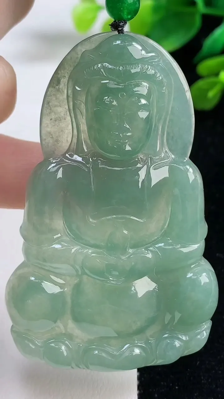 天然A货翡翠正装观音菩萨吊坠，尺寸66.2-42.3-5.8，重量:35.46g
9月5日