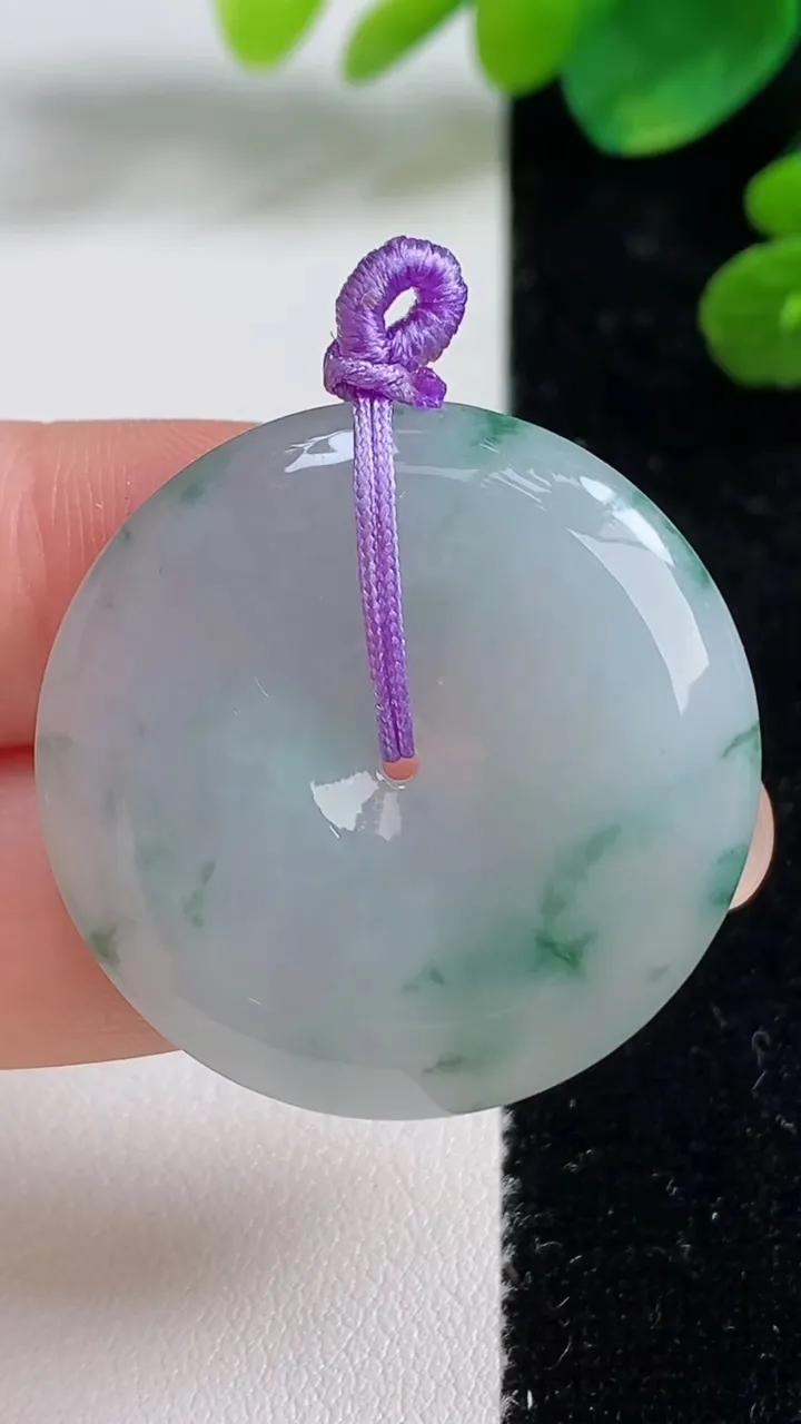 天然A货翡翠冰种飘花平安扣吊坠，尺寸32.5-5.7，重量:13.66g
9月5日