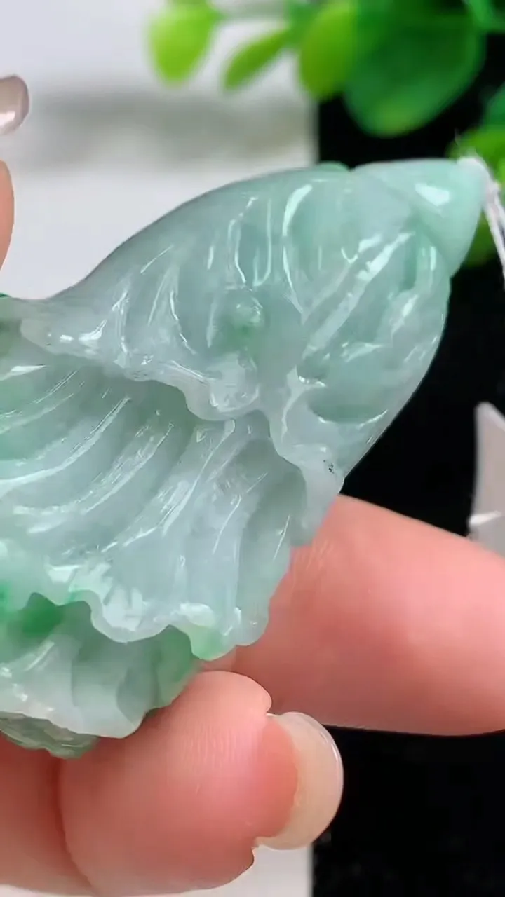 天然A货翡翠白菜吊坠，尺寸50-25-10.5，重量:28.45g
9月5日