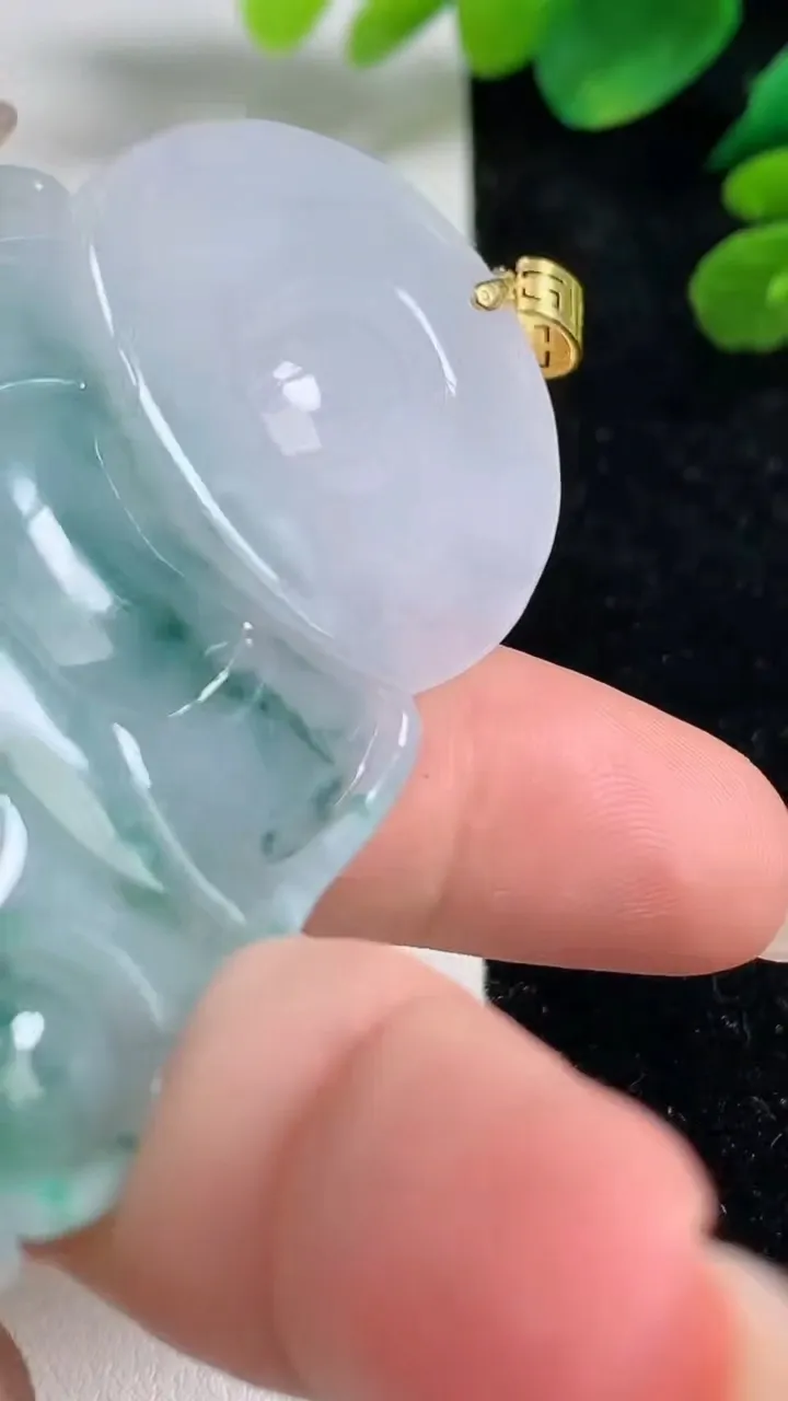 天然A货翡翠正装观音菩萨吊坠，尺寸69-40-5，重量:29.18g
9月5日