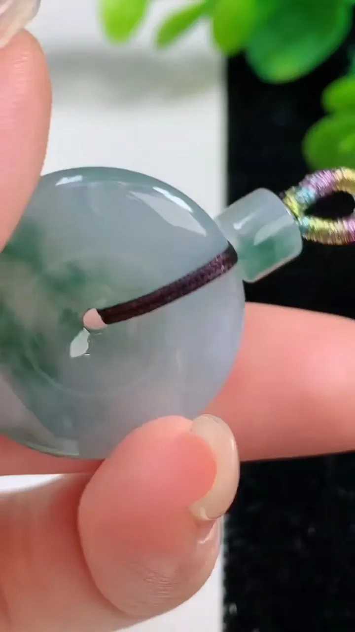 天然A货翡翠冰种飘花平安扣吊坠，尺寸27-5.2，重量:9.17g
9月5日
