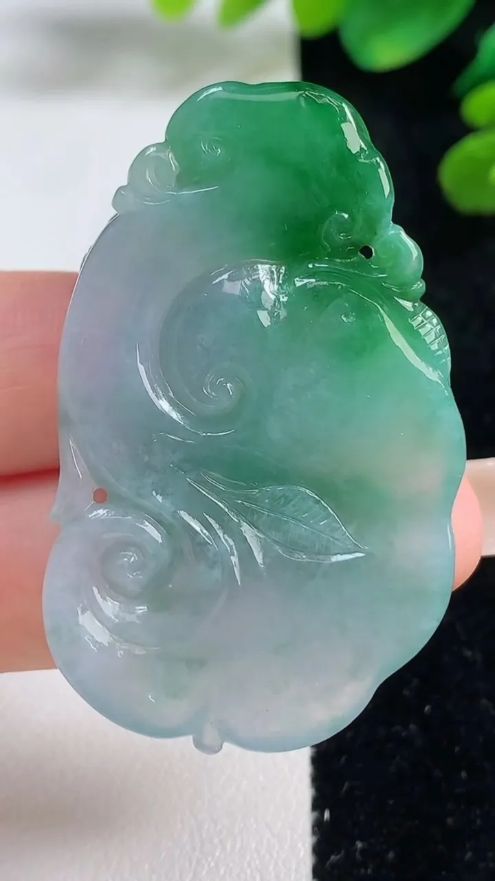 天然A货翡翠如意吊坠，尺寸48-29.2-7，重量:19.80g
9月5日