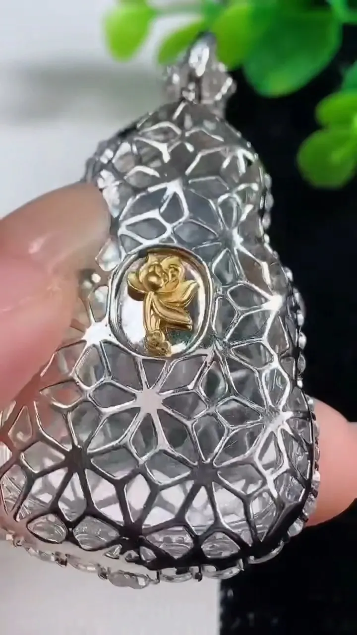 天然A货翡翠观音菩萨吊坠，尺寸62-33.4-12，裸石46.3-29.8重量:18.45g
9月5日
