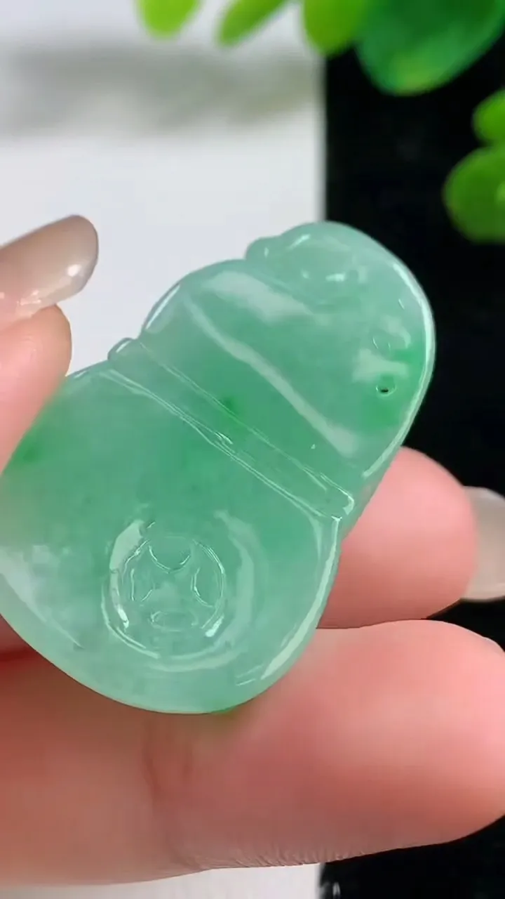 天然A货翡翠葫芦吊坠，尺寸36-23-8，重量:11.17g
9月5日