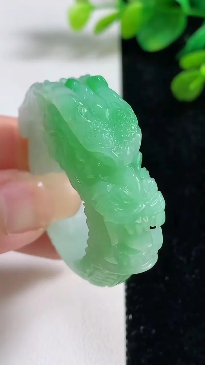 天然A货翡翠龙头指环扳指，尺寸23-11.6-15.4，重量:33.50g2025年9月5日
工厂直销收藏佳品,种好水足，色泽均匀，有种有色，上手高大气！