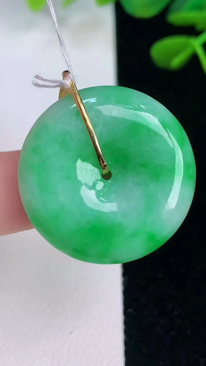 天然A货翡翠平安扣吊坠，尺寸27.7-5.8，重量:9.50g
9月5日