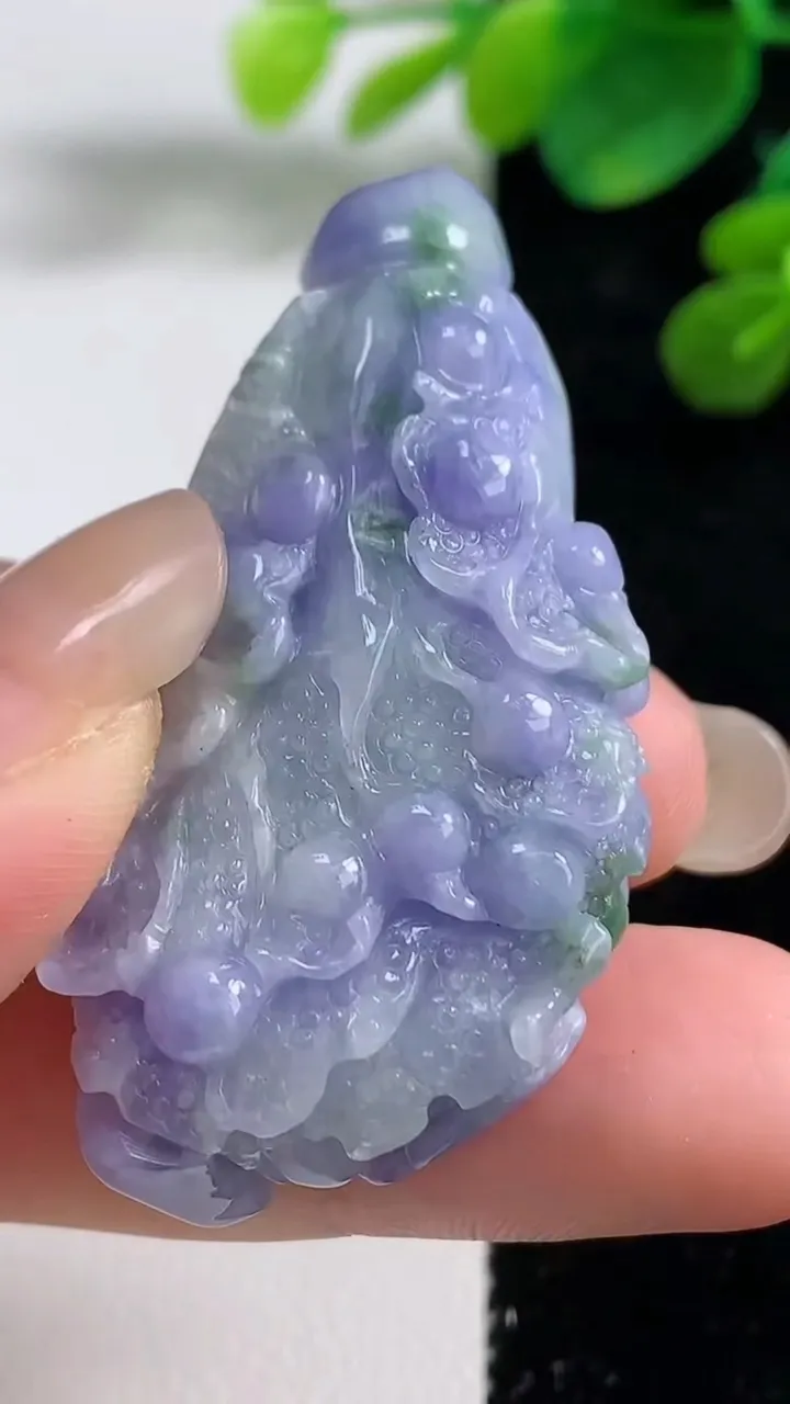 天然A货翡翠紫罗兰白菜吊坠，尺寸47.4-26-12.8，重量:27.69g
9月5日