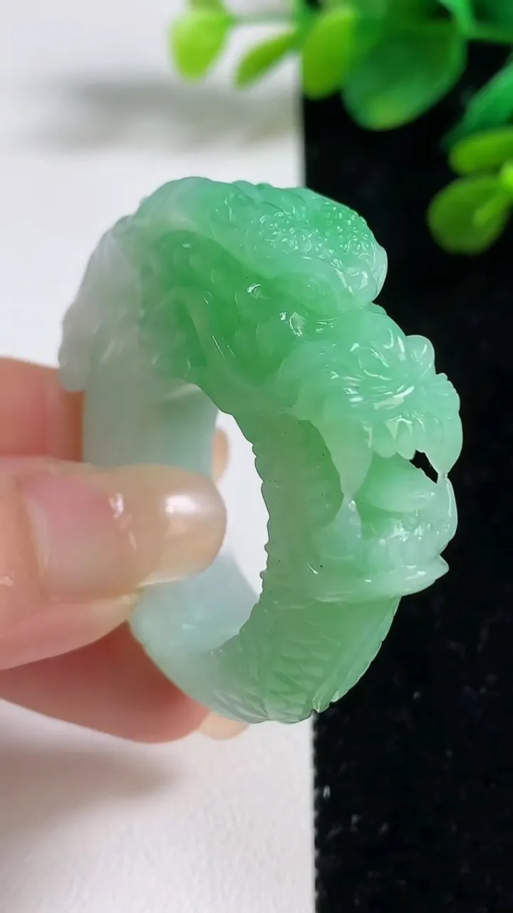 天然A货翡翠龙头指环扳指，尺寸23-11.6-15.4，重量:33.50g2025年9月5日
工厂直销收藏佳品,种好水足，色泽均匀，有种有色，上手高大气！