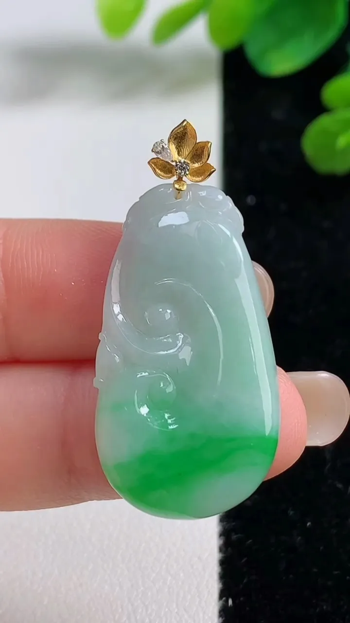 天然A货翡翠如意吊坠，尺寸32-18.2-4，重量:5.55g
9月5日