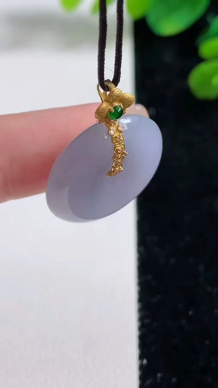 天然A货翡翠18k金紫罗兰平安扣吊坠，尺寸20.6-5.5，重量:5.40g
9月5日