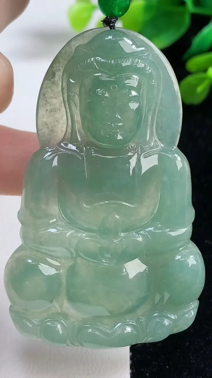 天然A货翡翠正装观音菩萨吊坠，尺寸66.2-42.3-5.8，重量:35.46g
9月5日