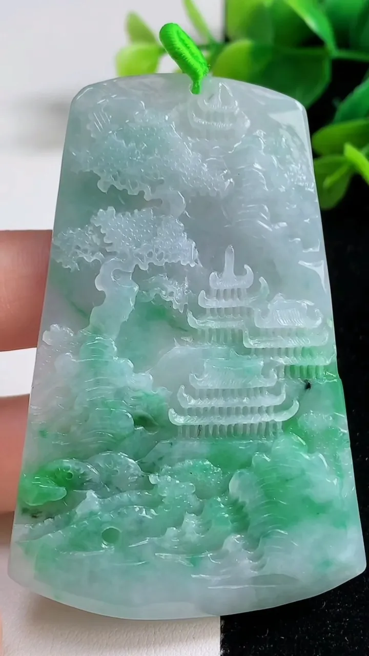 天然A货翡翠山水牌吊坠，尺寸70.4-44.8-4.3，重量:33.87g
9月5日