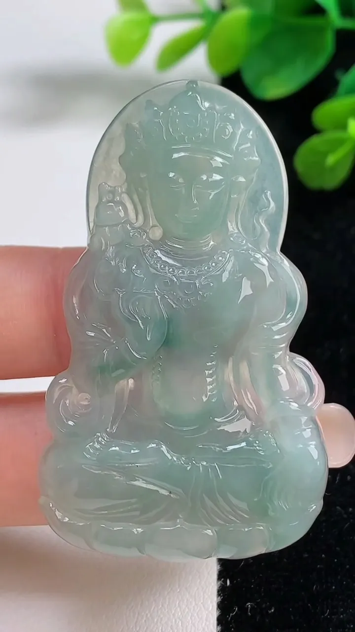 天然A货翡翠冰种飘花大势至观音菩萨吊坠，尺寸55.3-33-4.2，重量:15.29g
9月5日