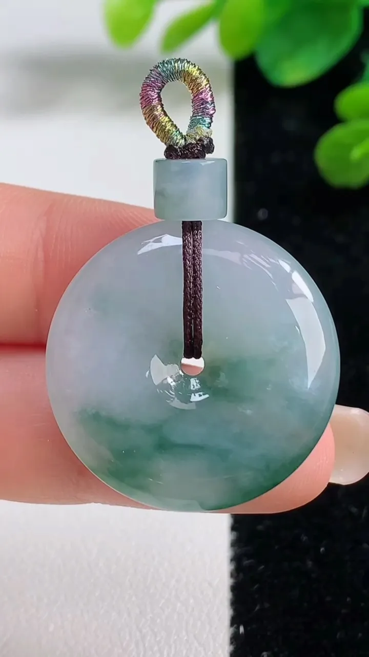天然A货翡翠冰种飘花平安扣吊坠，尺寸27-5.2，重量:9.17g
9月5日