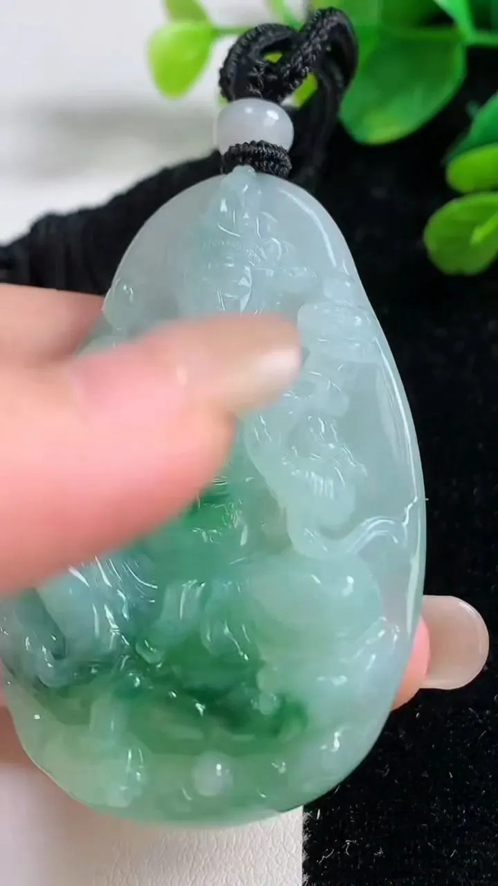 天然A货翡翠大势至观音菩萨吊坠，尺寸57.2-38-9.3，重量:40.46g
9月5日