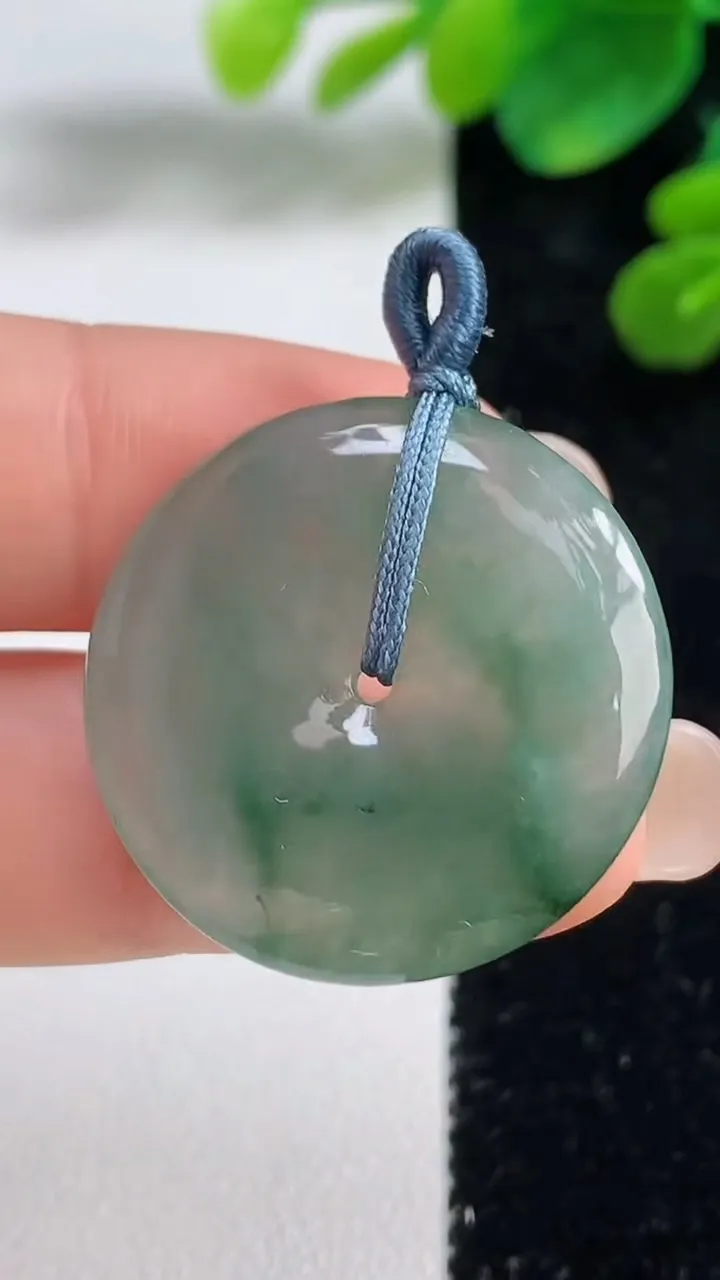 天然A货翡翠冰种飘花平安扣吊坠，尺寸27.3-4，重量:7.07g
9月5日