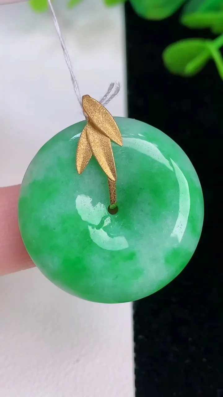 天然A货翡翠平安扣吊坠，尺寸27.7-5.8，重量:9.50g
9月5日