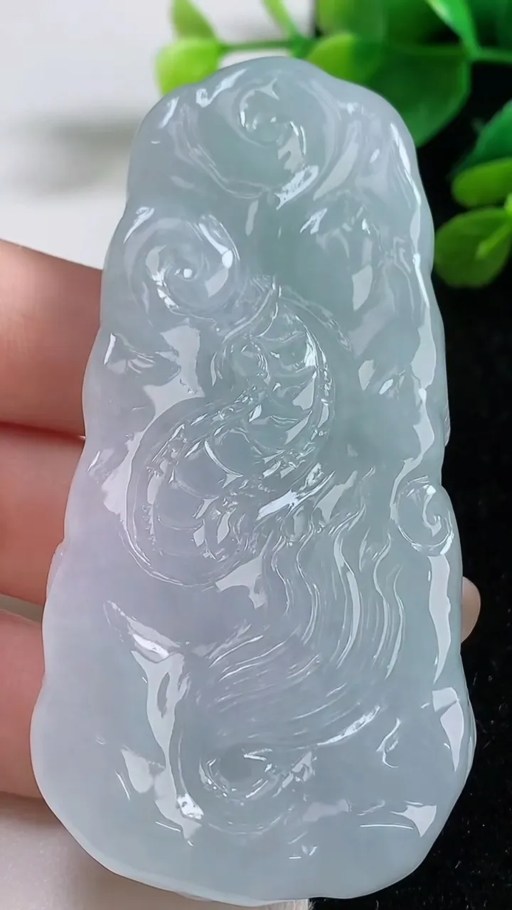 天然A货翡翠龙牌吊坠，尺寸75-35.8-8.8，重量:60.62g
9月5日