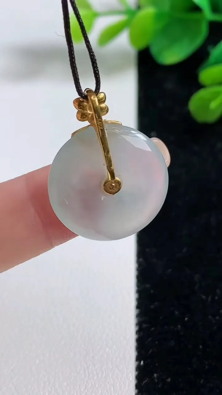 天然A货翡翠种白冰平安扣吊坠，尺寸19.4-3.5，重量:3.26g
9月5日