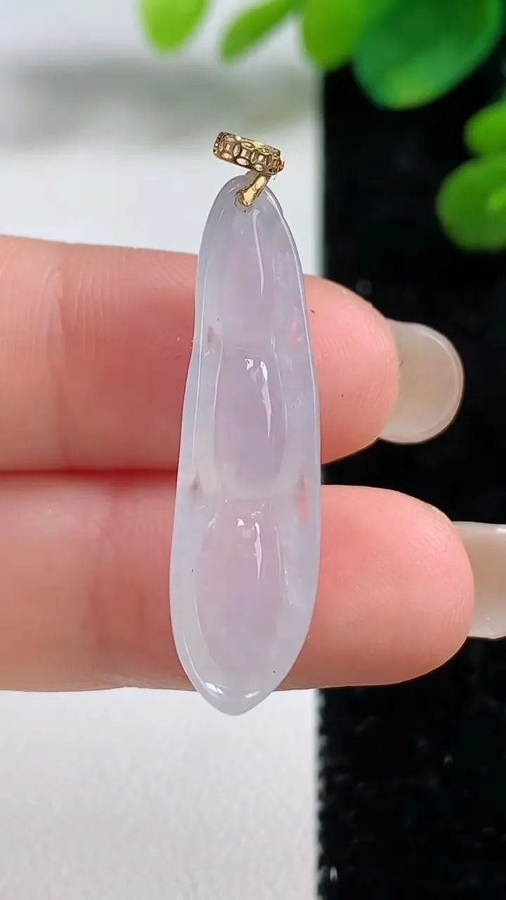天然A货翡翠种白冰福豆吊坠，尺寸33.8-9-6，重量:3.26g
9月5日
