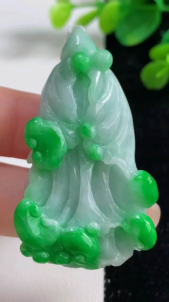 天然A货翡翠白菜吊坠，尺寸50-25-10.5，重量:28.45g
9月5日