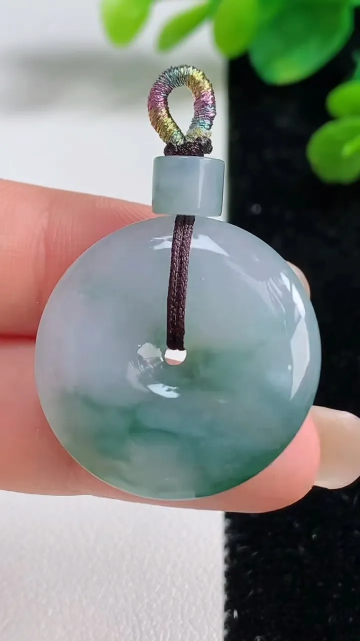 天然A货翡翠冰种飘花平安扣吊坠，尺寸27-5.2，重量:9.17g
9月5日