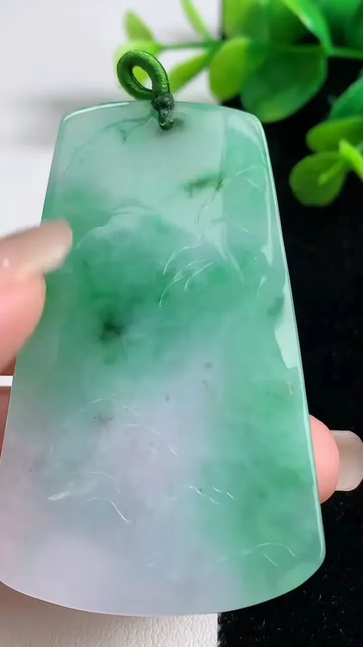 天然A货翡翠山水牌吊坠，尺寸64.4-38.2-4.8，重量:28.00g
9月5日
