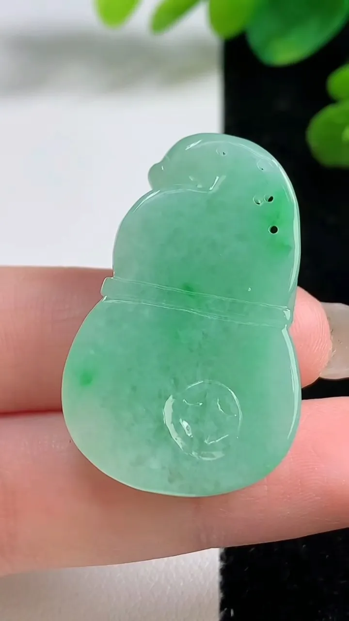 天然A货翡翠葫芦吊坠，尺寸36-23-8，重量:11.17g
9月5日