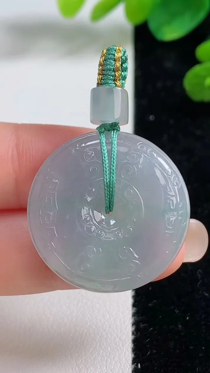 天然A货翡翠冰种飘花复古平安扣吊坠，尺寸27.4-5.3，重量:9.40g
9月5日