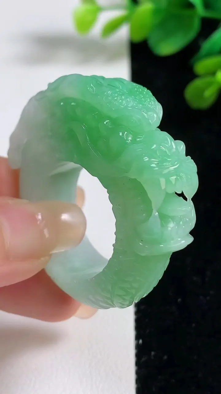 天然A货翡翠龙头指环扳指，尺寸23-11.6-15.4，重量:33.50g2025年9月5日
工厂直销收藏佳品,种好水足，色泽均匀，有种有色，上手高大气！