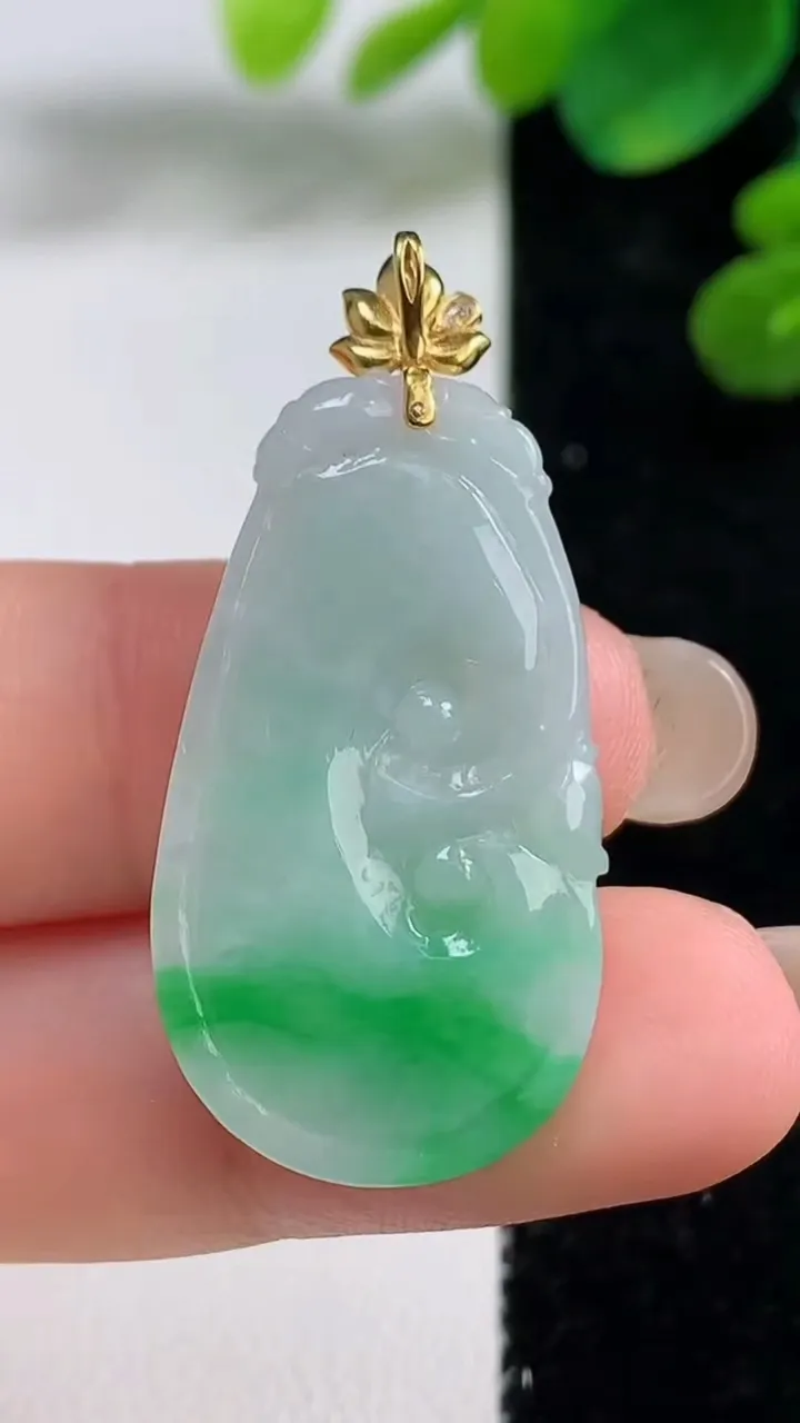 天然A货翡翠如意吊坠，尺寸32-18.2-4，重量:5.55g
9月5日