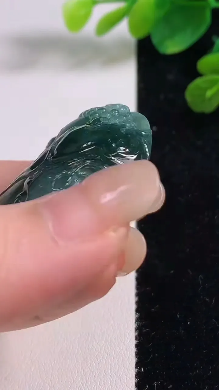 天然A货翡翠一念之间吊坠，尺寸48.4-29-11.8，重量:30.36g
9月5日