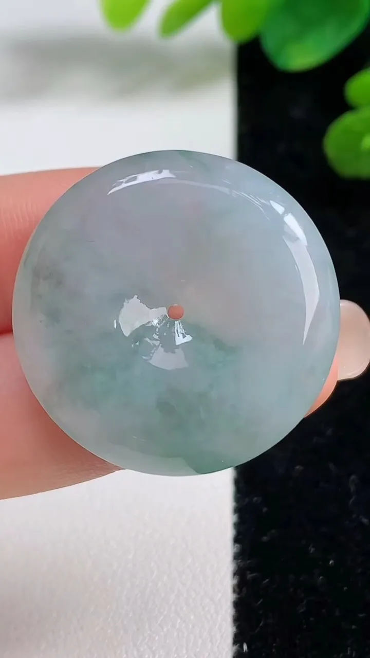 天然A货翡翠冰种飘花平安扣吊坠，尺寸29.6-6.2，重量:12.06g
9月5日