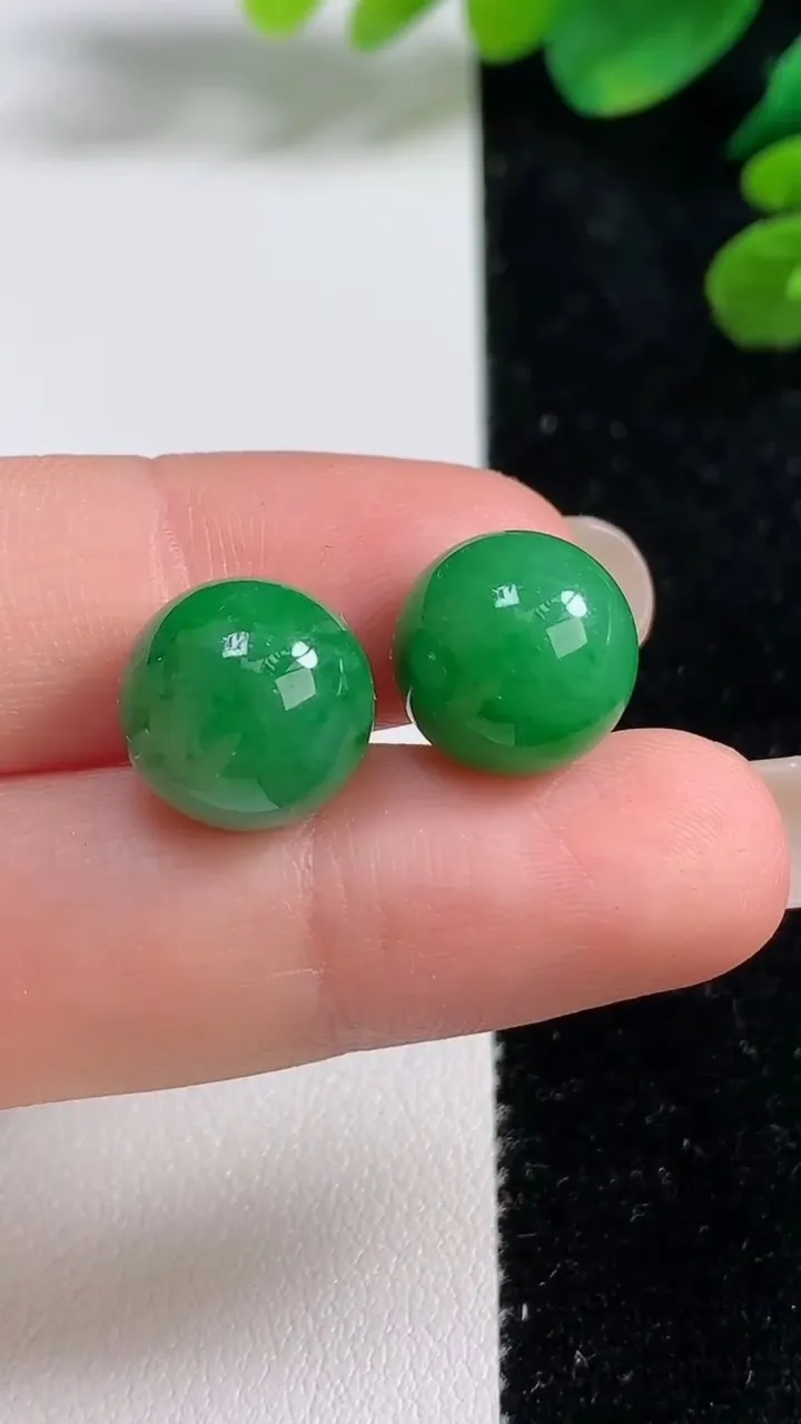 天然A货翡翠圆珠镶嵌件一对，尺寸11.5，重量:7.00g9月5日
工厂直销收藏佳品,种好水足，色泽均匀，有种有色，上手高大气！