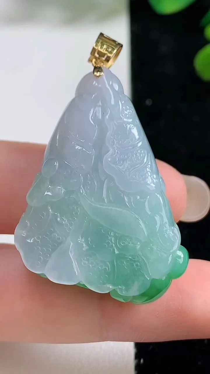 天然A货翡翠白菜吊坠，尺寸36.3-26.6-11.6，重量:20.17g
9月5日