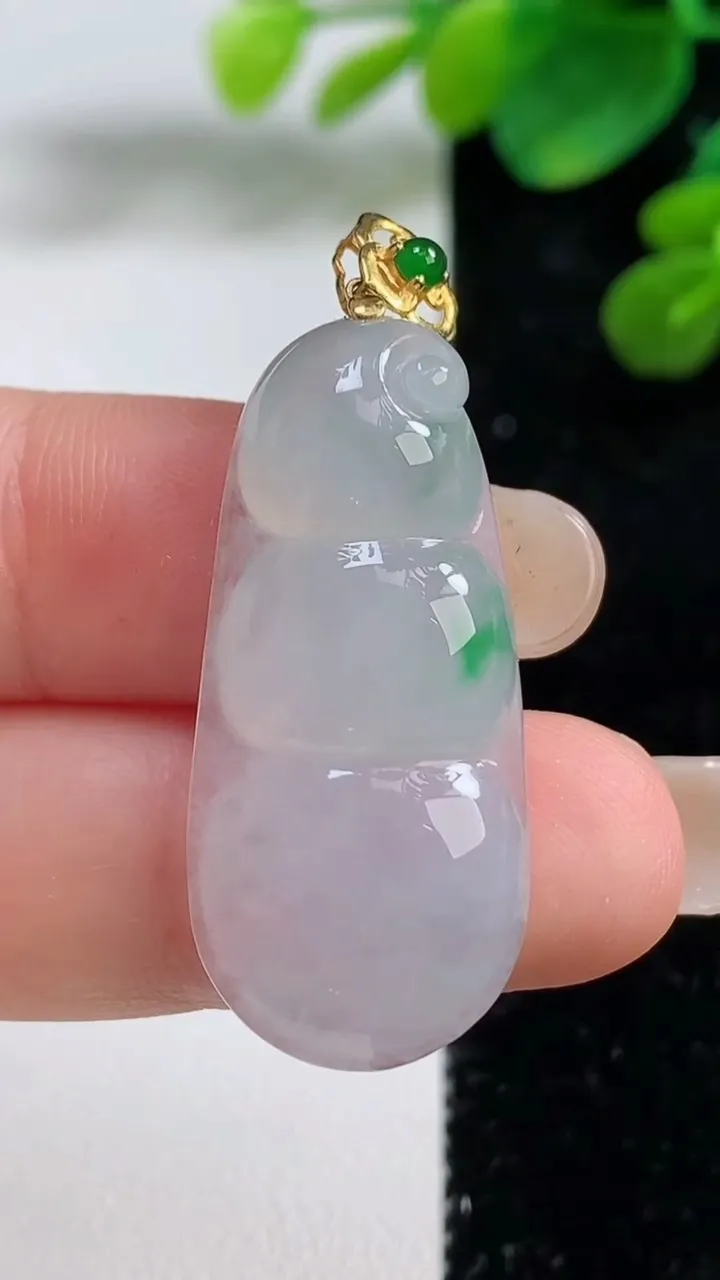 天然A货翡翠福豆吊坠，尺寸35.4-15.4-5，重量:5.88g
9月5日