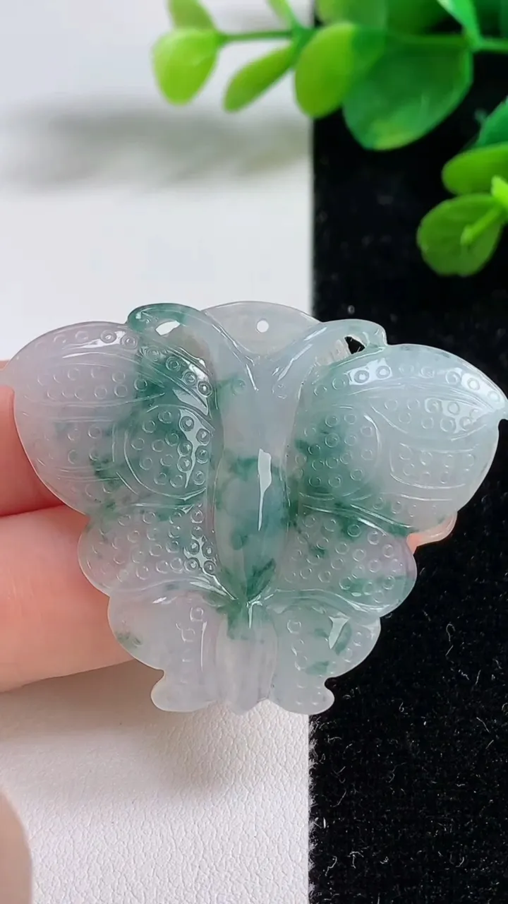 天然A货翡翠冰种飘花蝴蝶吊坠，尺寸38.3-46.3-4，重量:10.66g
9月5日