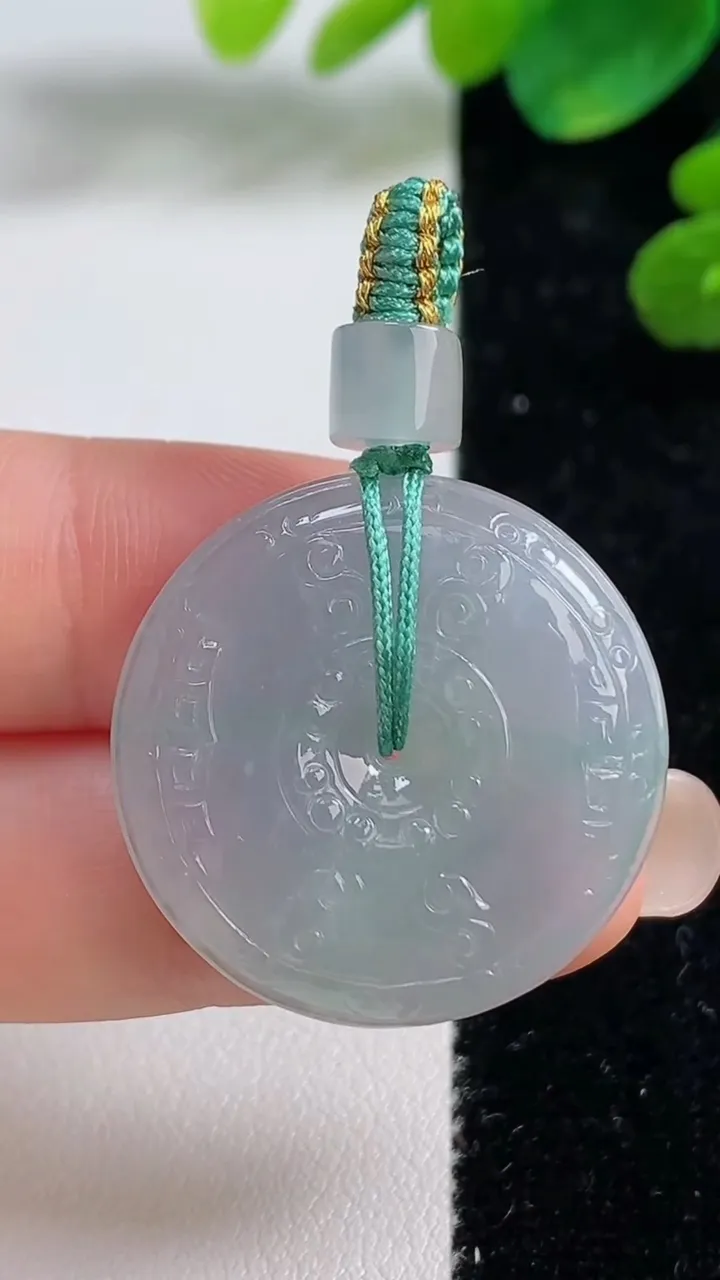 天然A货翡翠冰种飘花复古平安扣吊坠，尺寸27.4-5.3，重量:9.40g
9月5日