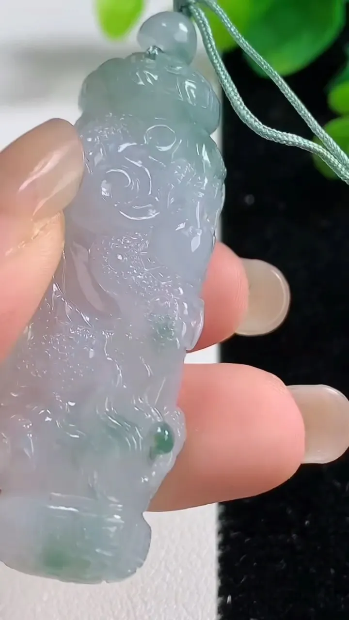 天然A货翡翠冰种飘花降魔杵吊坠，尺寸57-16.7-11.5，重量:24.63g
9月5日
