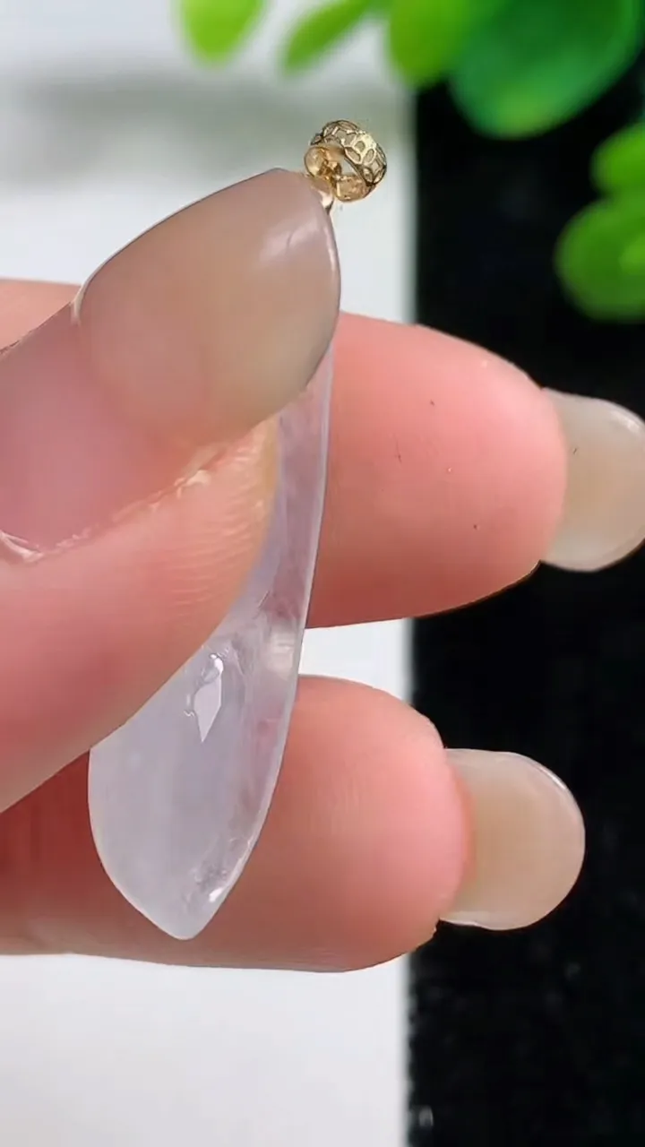 天然A货翡翠种白冰福豆吊坠，尺寸33.8-9-6，重量:3.26g
9月5日