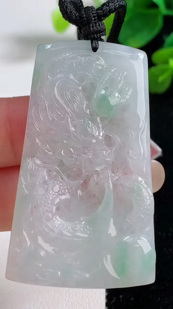天然A货翡翠龙牌吊坠，尺寸52.4-30.5-3.5，重量:18.99g
9月5日