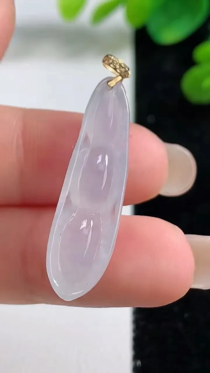 天然A货翡翠种白冰福豆吊坠，尺寸33.8-9-6，重量:3.26g
9月5日