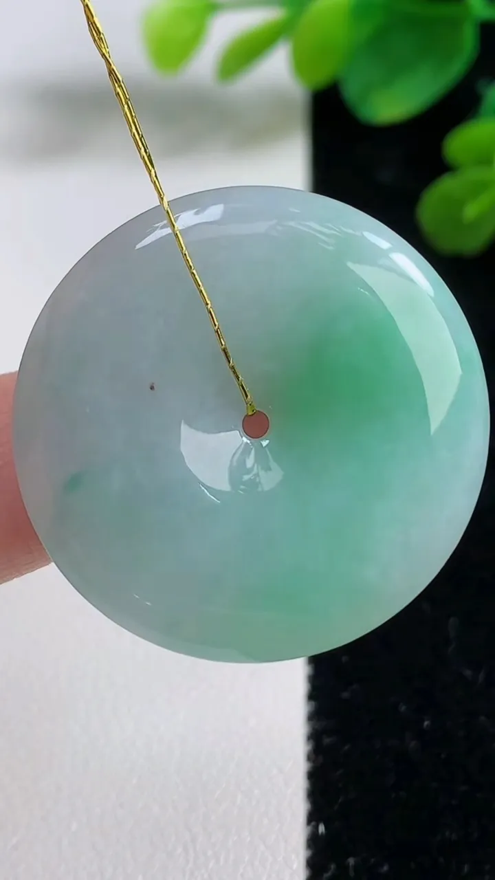 天然A货翡翠平安扣吊坠，尺寸32.6-5.2，重量:12.61g
9月5日