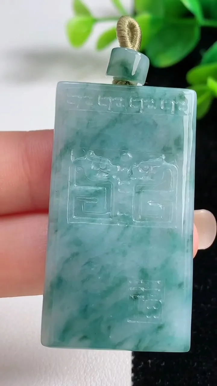 天然A货翡翠冰种飘花仿古无事牌吊坠，尺寸47.5-26.4-4，重量:16.95g
9月5日