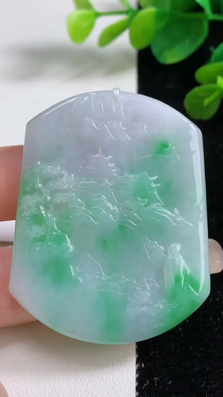 天然A货翡翠山水牌吊坠，尺寸52.5-41.4-4.2，重量:26.00g
9月5日