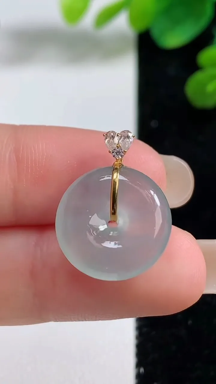 天然A货翡翠种白冰平安扣吊坠，尺寸16-5，重量:2.93g
9月5日