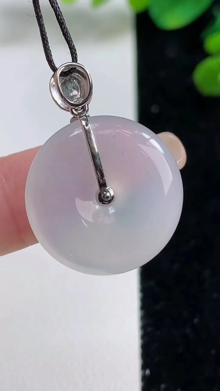 天然A货翡翠种白冰平安扣吊坠，尺寸21-4.6，重量:5.14g
9月5日