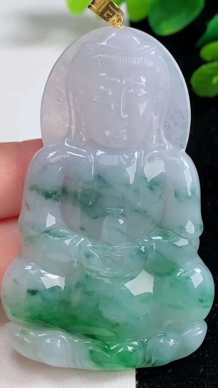 天然A货翡翠正装观音菩萨吊坠，尺寸69-40-5，重量:29.18g
9月5日